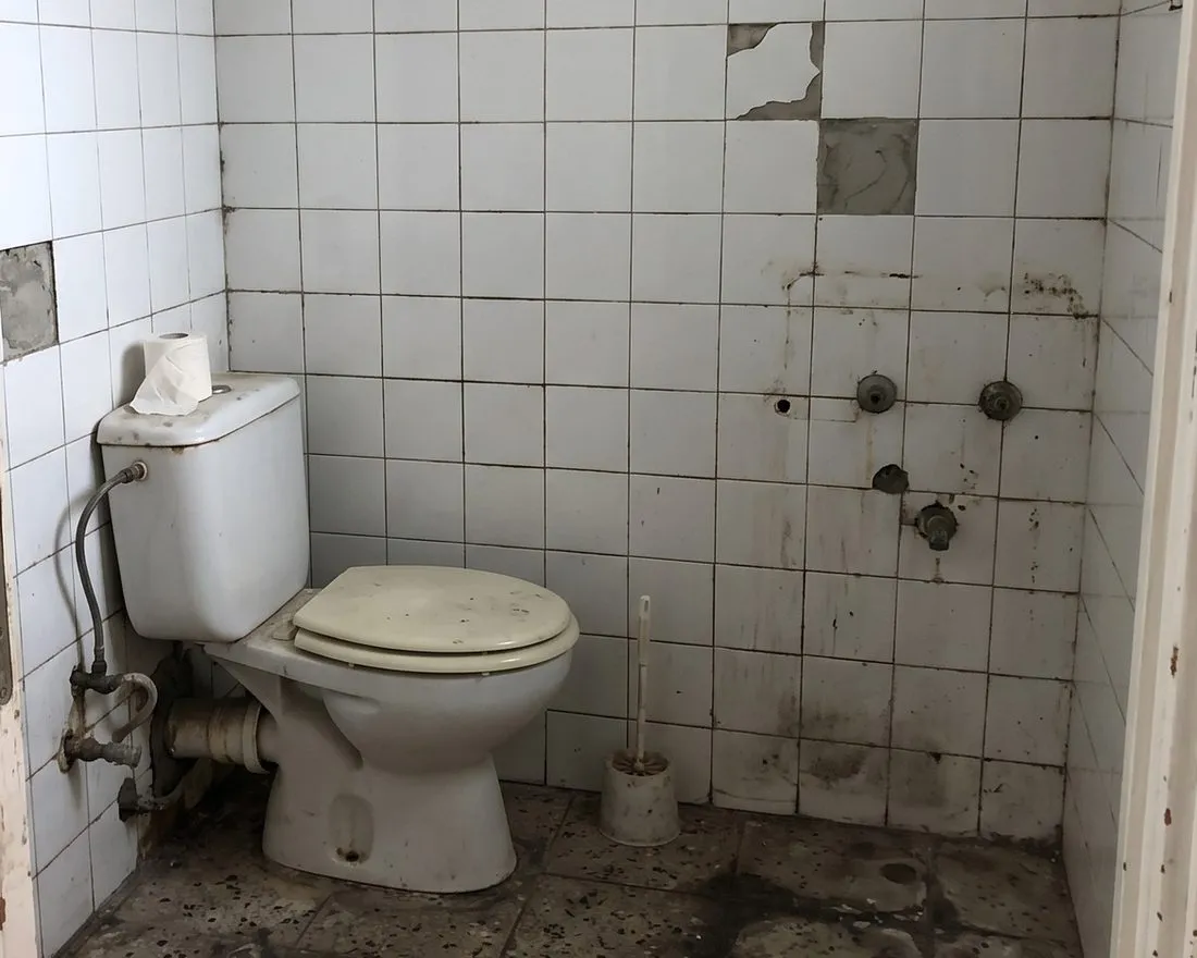 Antes: Baño reformado con plato de ducha, mampara y mueble de lavabo