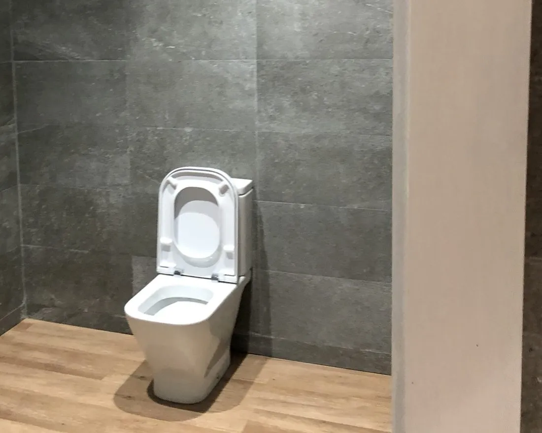 Después: Baño reformado con plato de ducha, mampara y mueble de lavabo