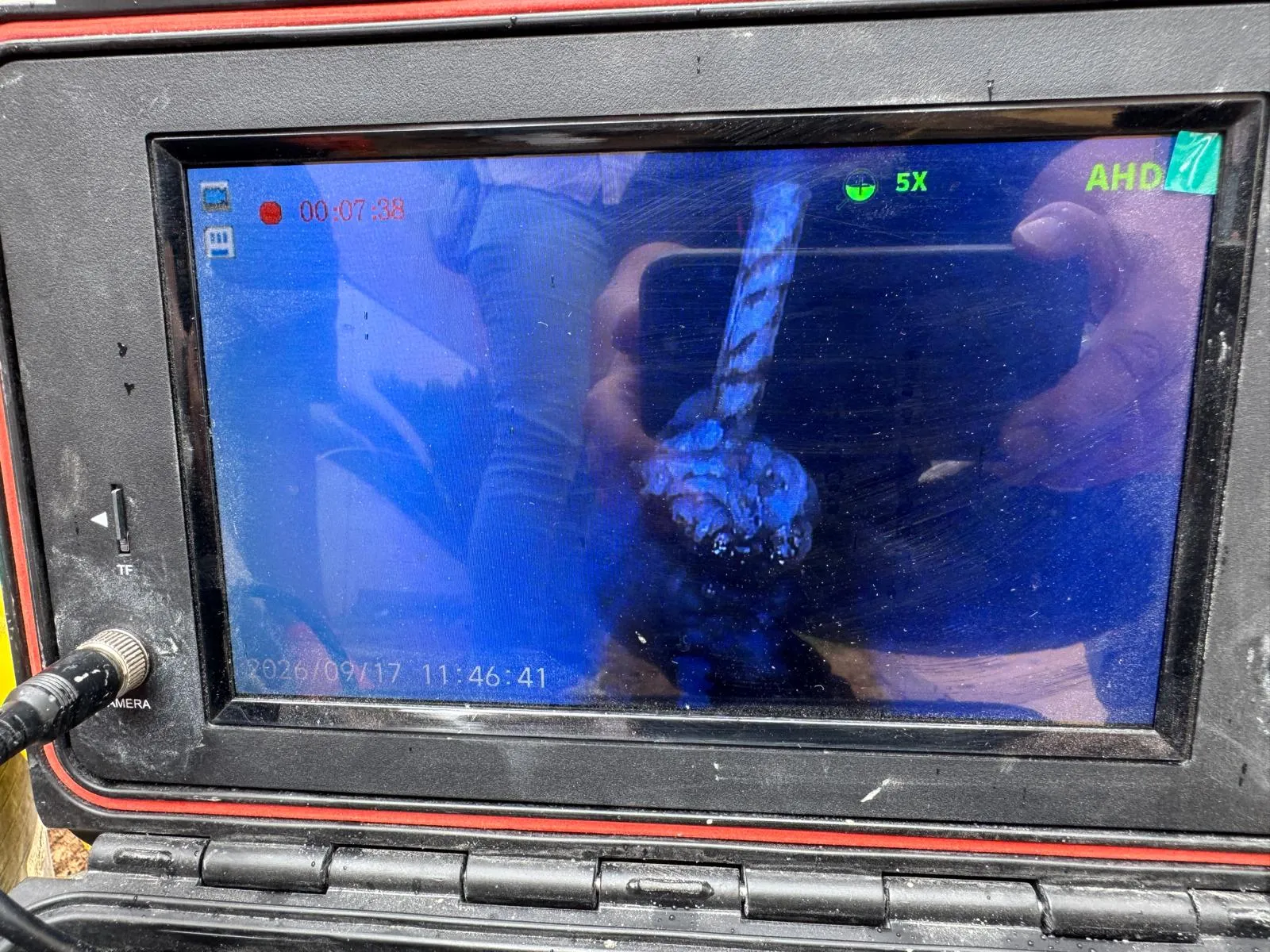 Monitor de la cámara de inspección grabando el interior de una tubería